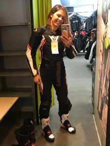 Cuida tu equipación, especialmente tu traje de cuero, guantes y botas, que junto con tu casco, te protegen.