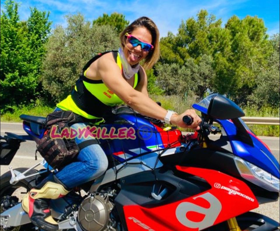 LadyKiller probando la nueva Aprilia RS660 color Lava Red